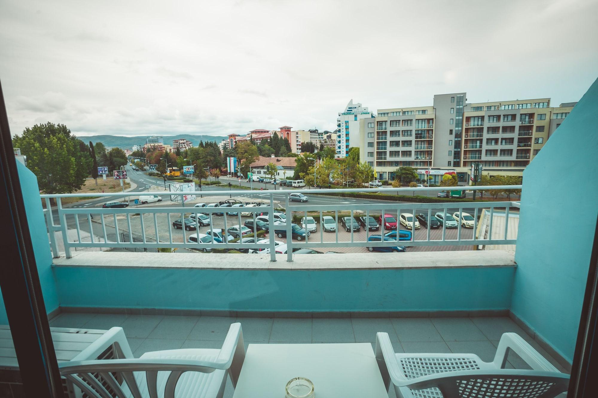 Bohemi And Free Parking Hotel