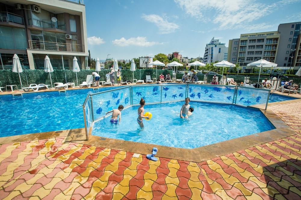 Hotel Bohemi And Free Parking 3*
